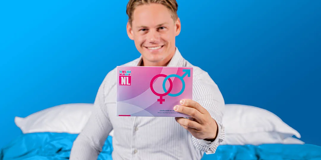 Man toont de discreet verpakte SOA test van SOA Test Amsterdam