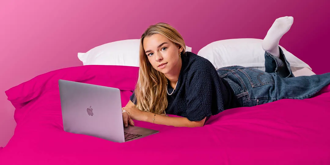 Man doet thuis in Amsterdam een SOA test via zijn laptop
