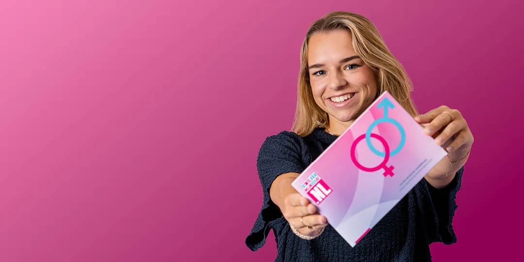 Vrouw toont haar SOA test van SOA Test Amsterdam voor snelle uitslag en nazorg