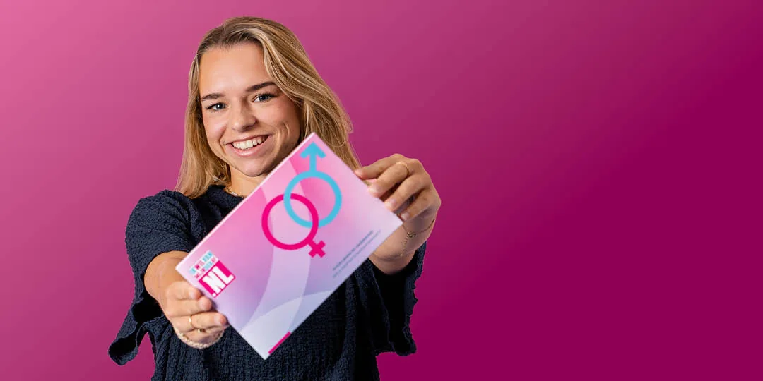 Vrouw toont haar SOA test van SOA Test Amsterdam